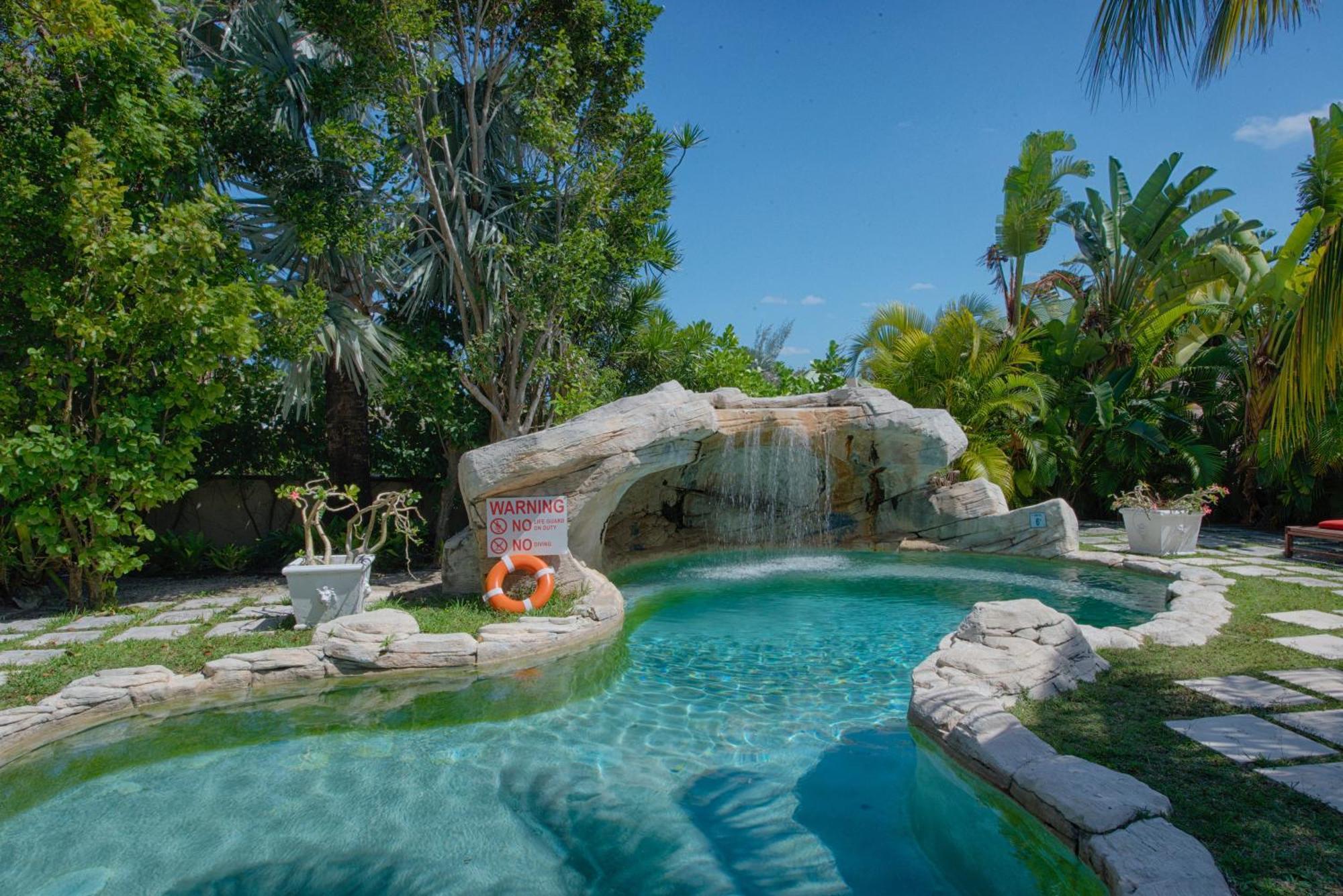 Hotel A Stone's Throw Away 4*