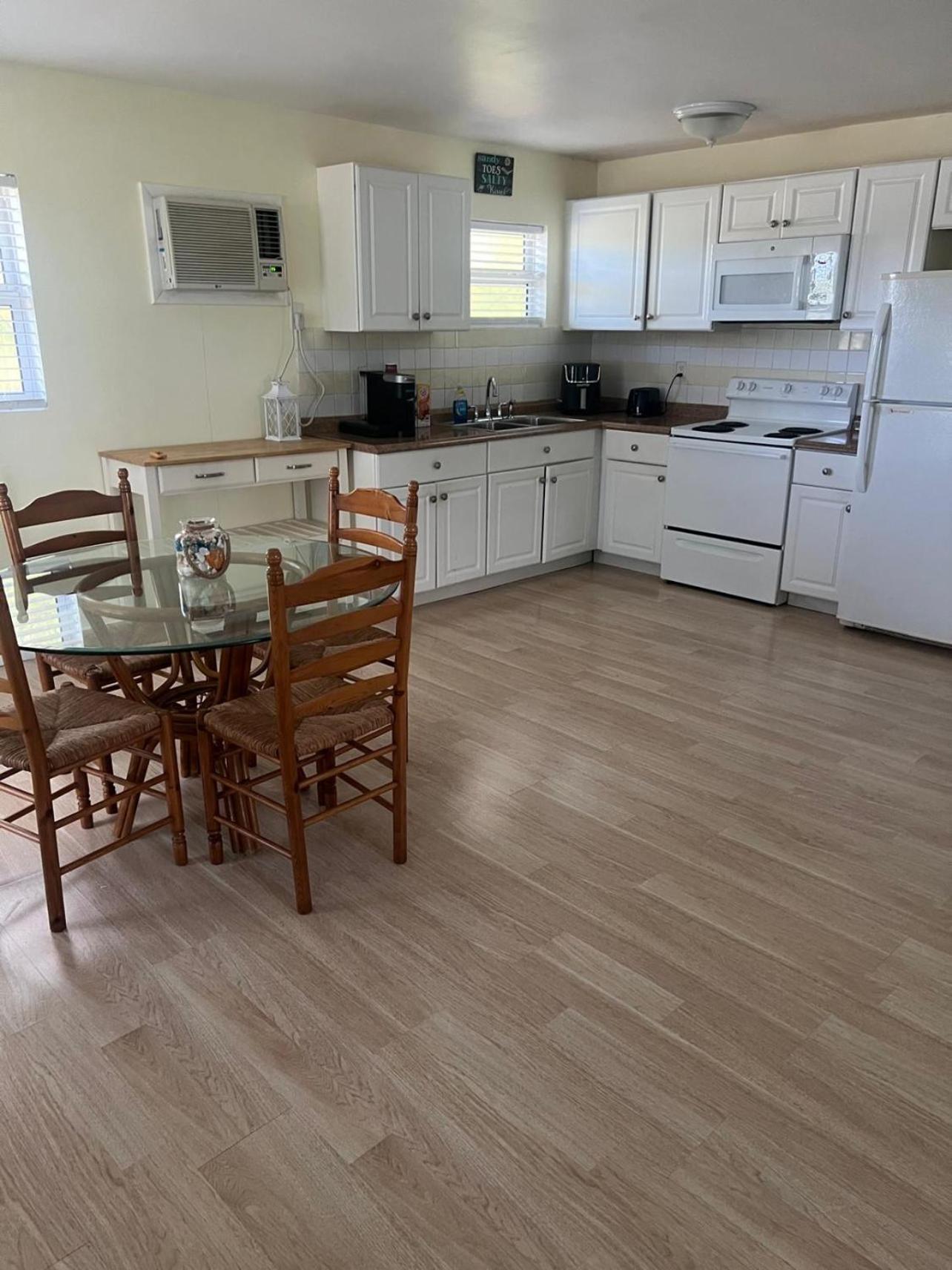 Scena's Place * Alice Town (North Bimini)