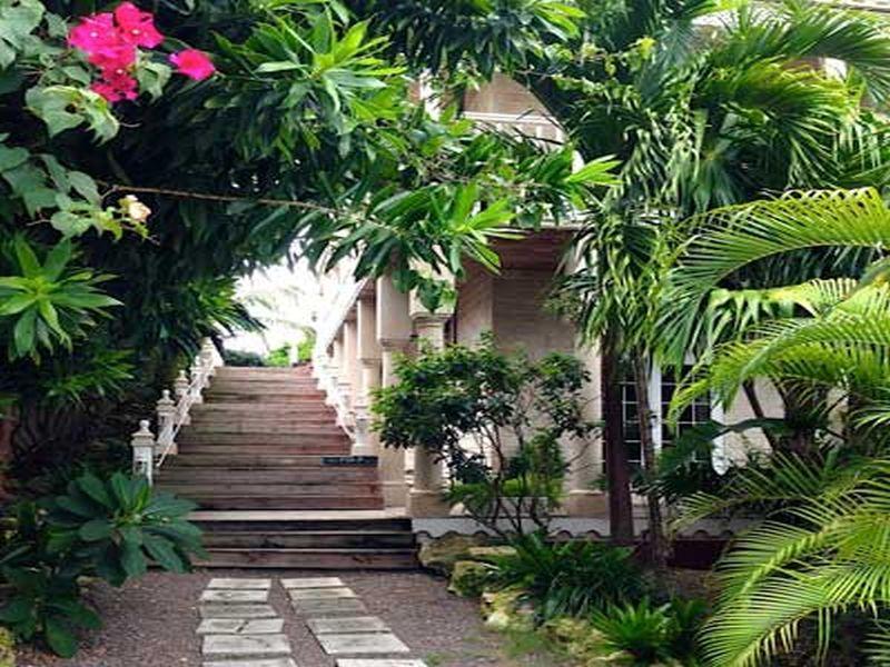 A Stone's Throw Away Hotel Nassau