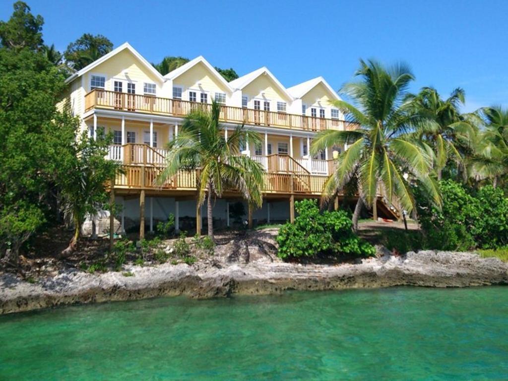 Bluff House & Marina 3*