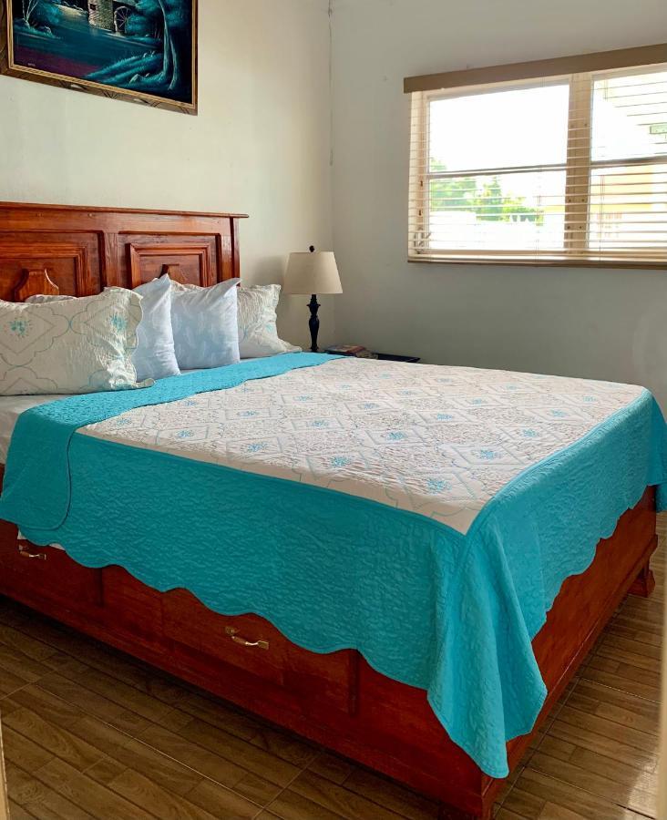 Dawson's Hideaway * Nassau