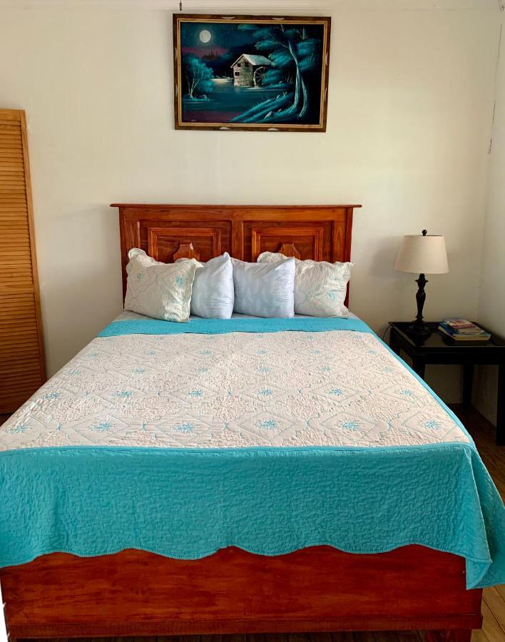 Dawson's Hideaway * Nassau