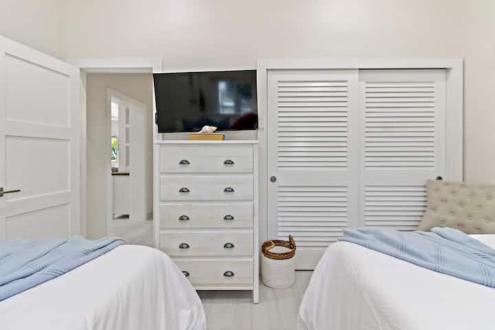 Guest house New Luxe Caribbean In The Bahamas With Canal Access! Nassau
