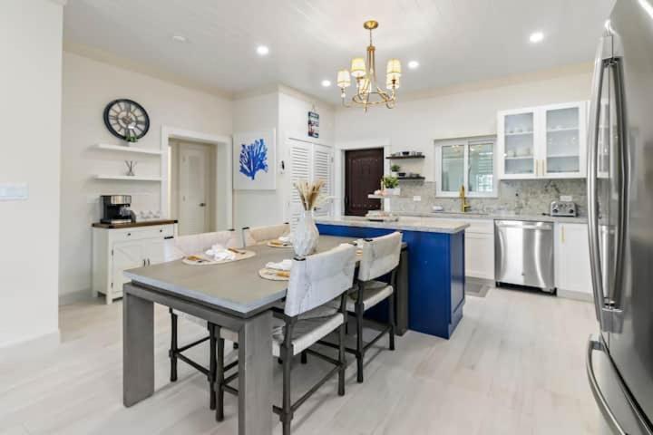 New Luxe Caribbean In The Bahamas With Canal Access! Guest house Nassau