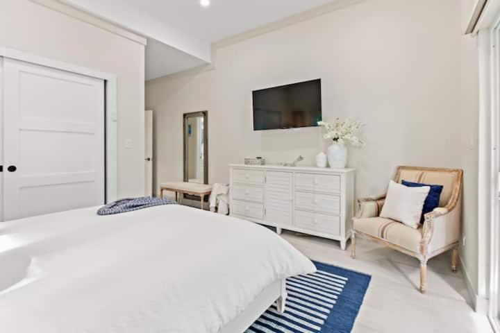 New Luxe Caribbean In The Bahamas With Canal Access!