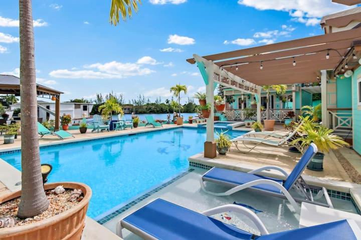 Guest house New Luxe Caribbean In The Bahamas With Canal Access! *