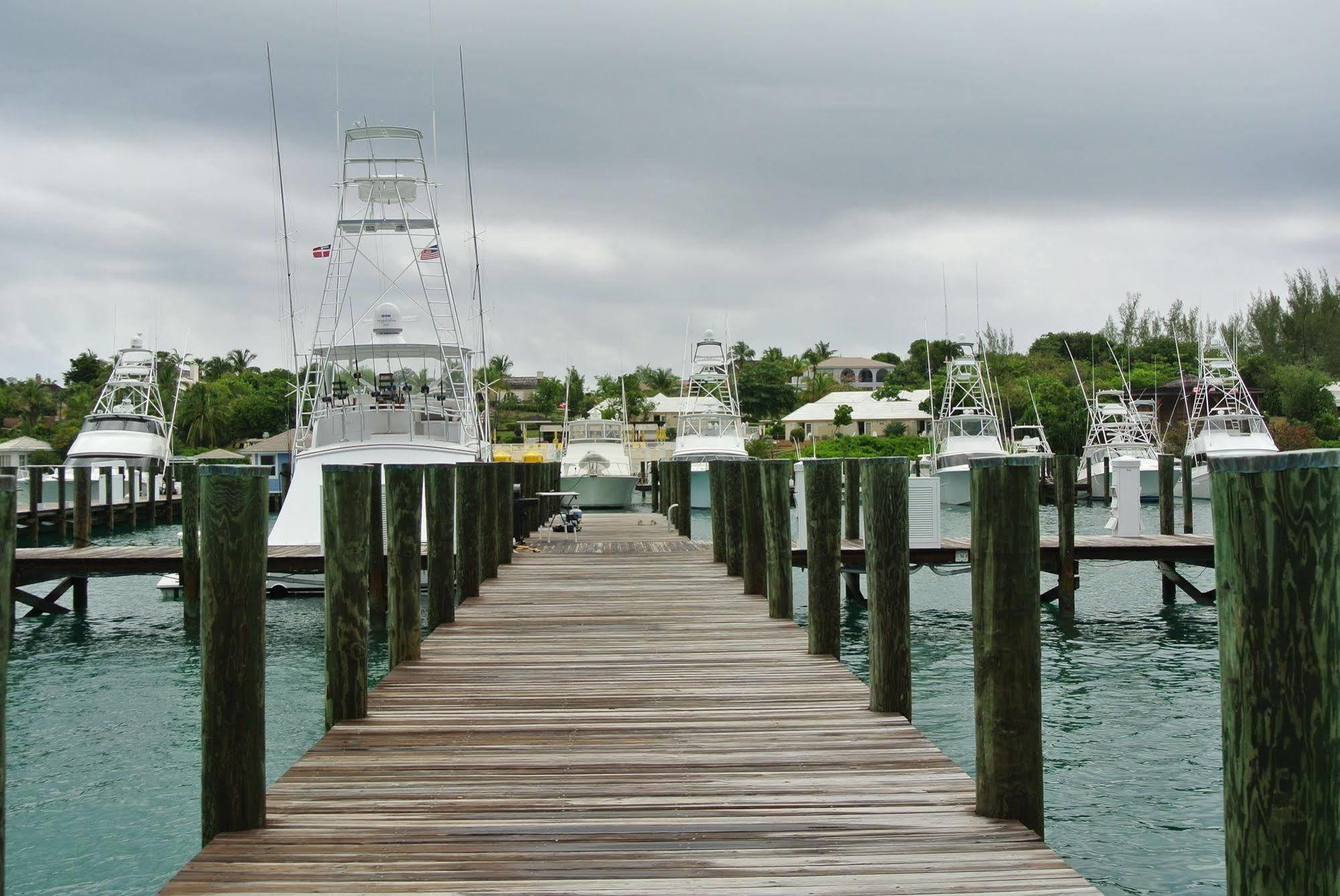 Romora Bay & Marina Hotel