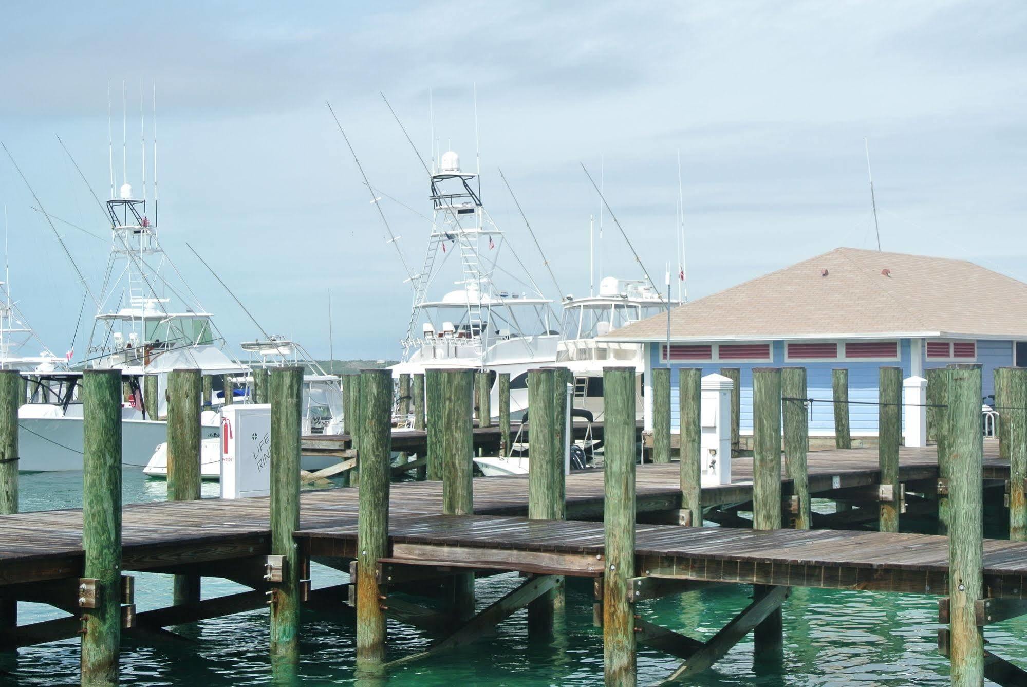 Romora Bay & Marina Hotel