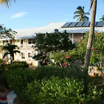 Hut Pointe Inn