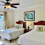 Colony Club Inn & Suites