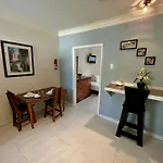 Colony Club Inn & Suites