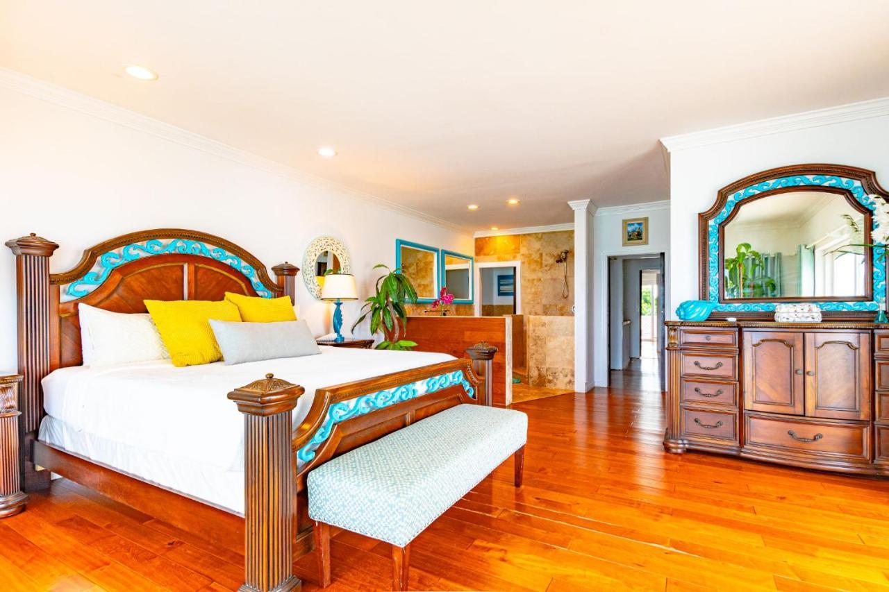 Caprice 7 -oceanfront - Gated Community With Pool Holiday home Nassau