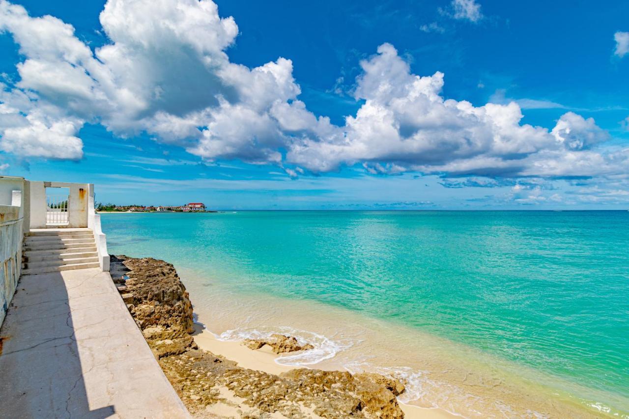 Caprice 14 - Oceanfront - Gated Community With Pool Holiday home Nassau