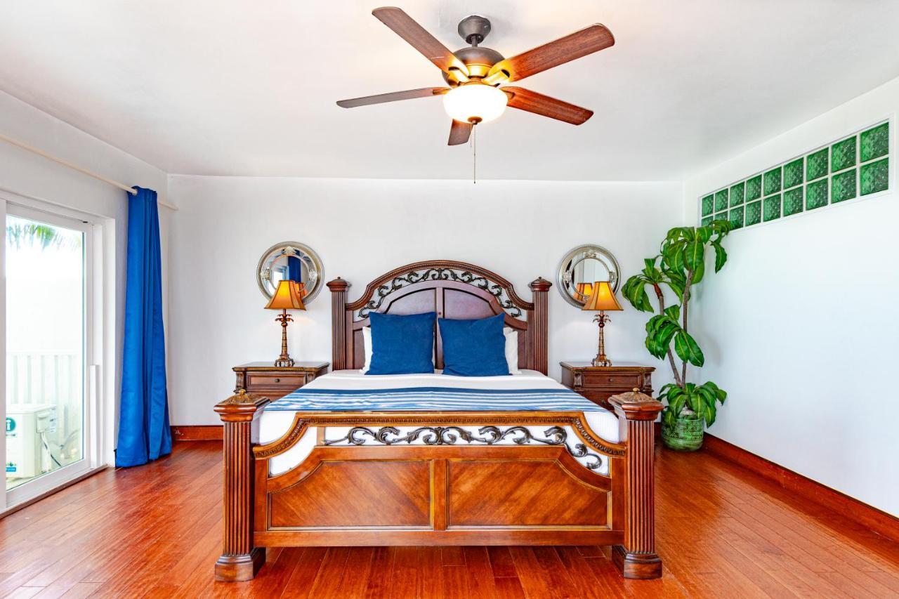 Caprice 14 - Oceanfront - Gated Community With Pool Holiday home Nassau
