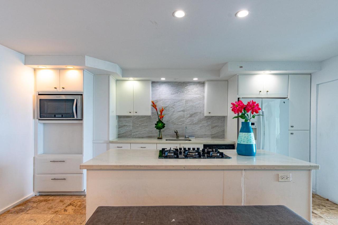 Caprice 14 - Oceanfront - Gated Community With Pool Holiday home *