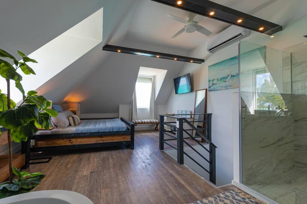 Harbour Mews - Oceanfront Townhouse Holiday home Nassau