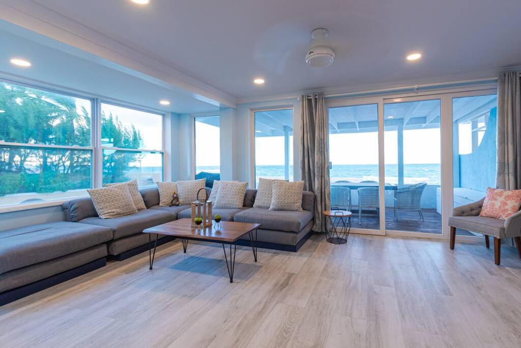 Harbour Mews - Oceanfront Townhouse Holiday home Nassau