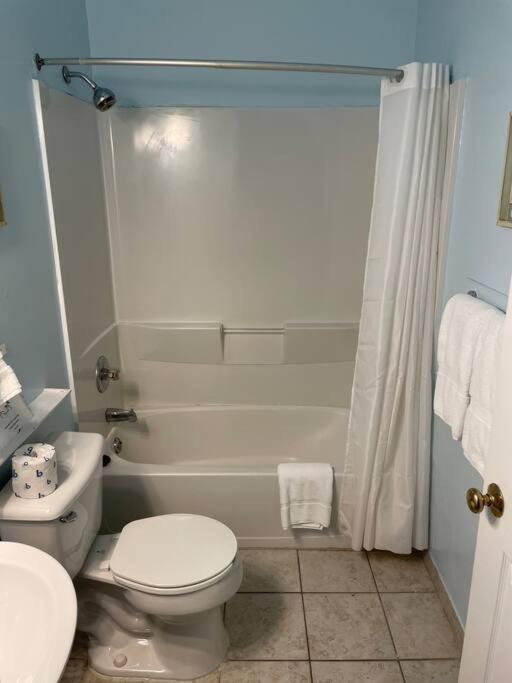 Apartment Beautiful Just Steps Away From The Beach!