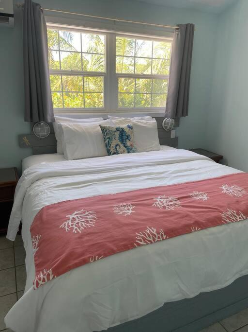 Apartment Beautiful Just Steps Away From The Beach!