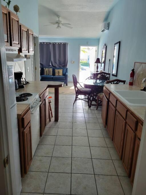 Apartment Beautiful Just Steps Away From The Beach! *