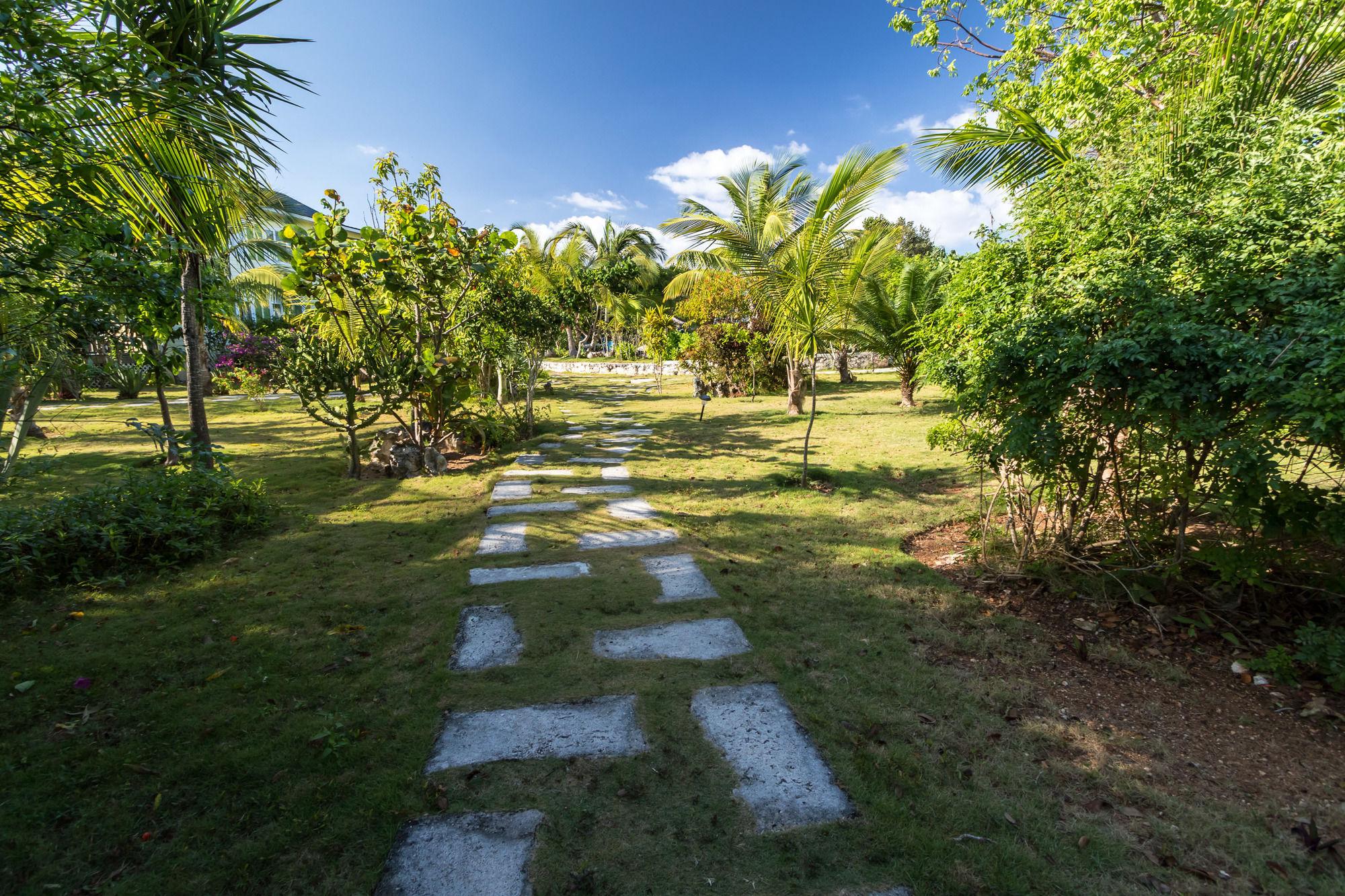 Aparthotel Pineapple Fields 4*