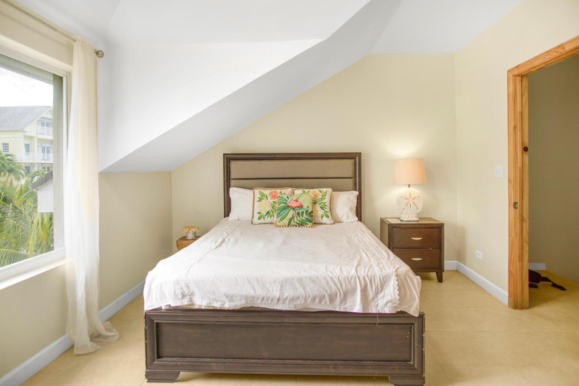 With Access Near Airport Homestay Nassau