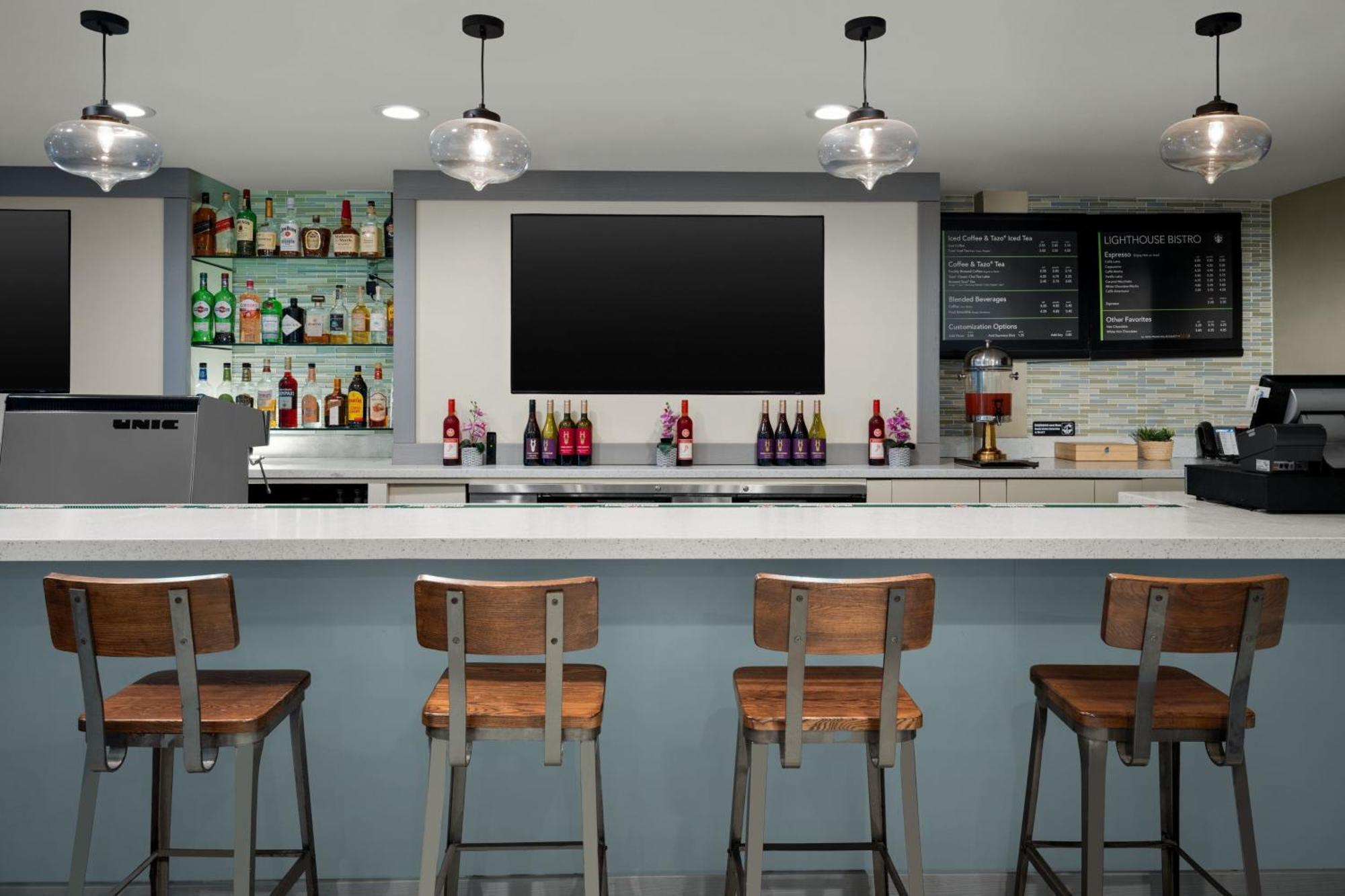 Courtyard By Marriott Downtown/junkanoo Hotel