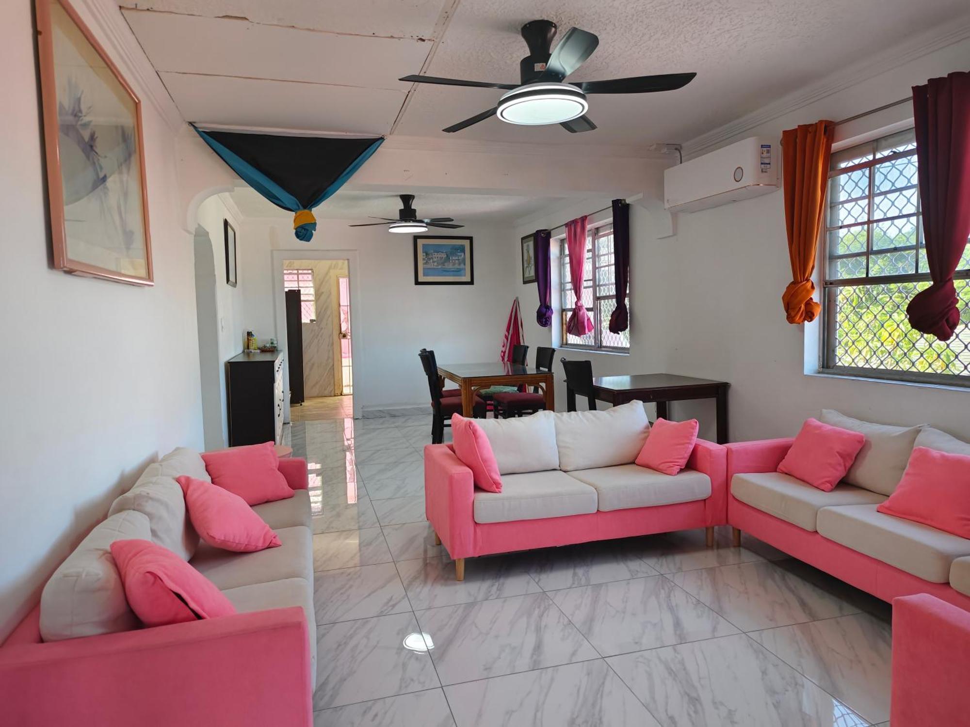 Da Pink And White Palace Hostel