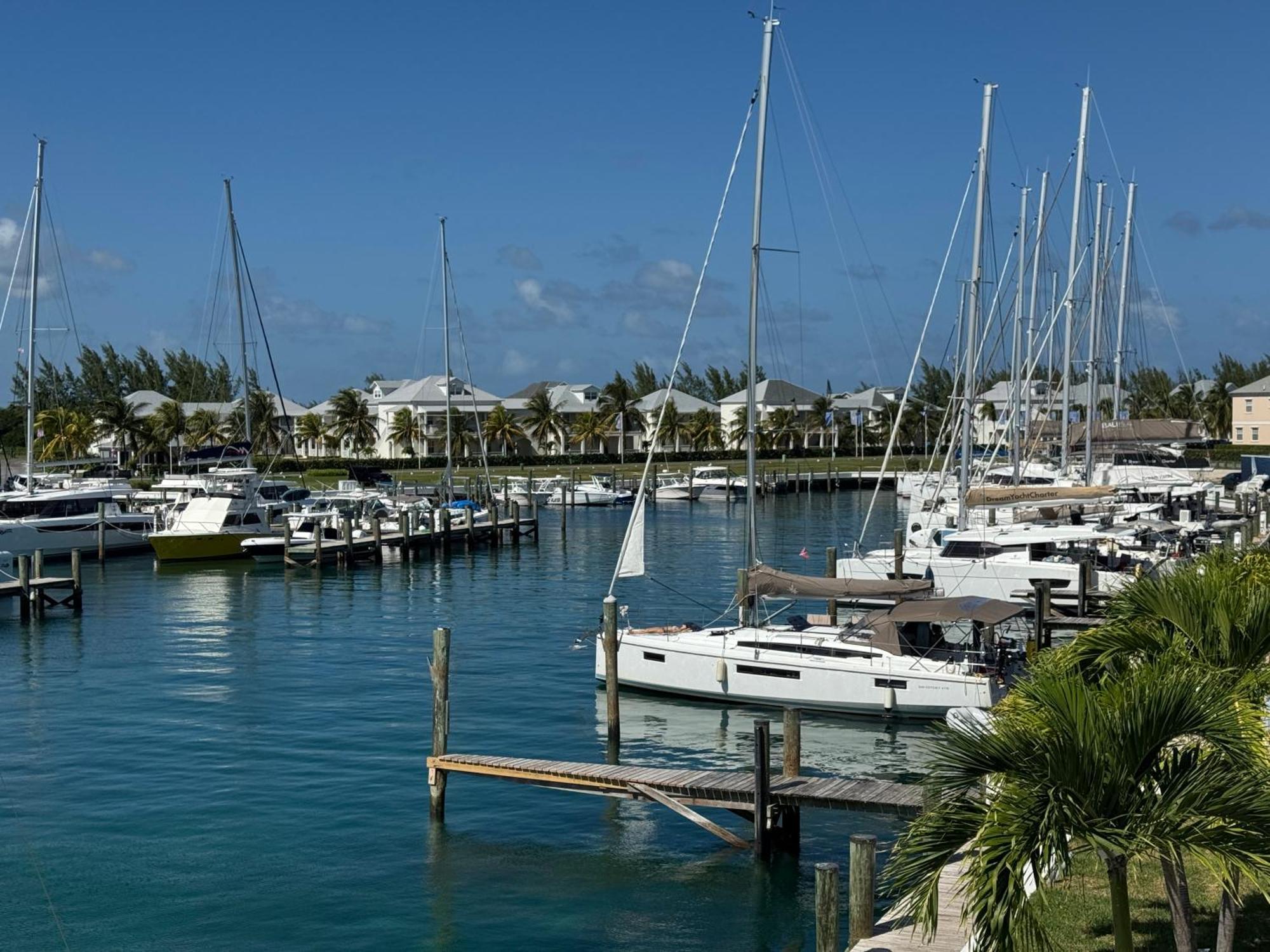 Apartment New Luxury Waterfront Condo, Palm Cay, The Bahamas