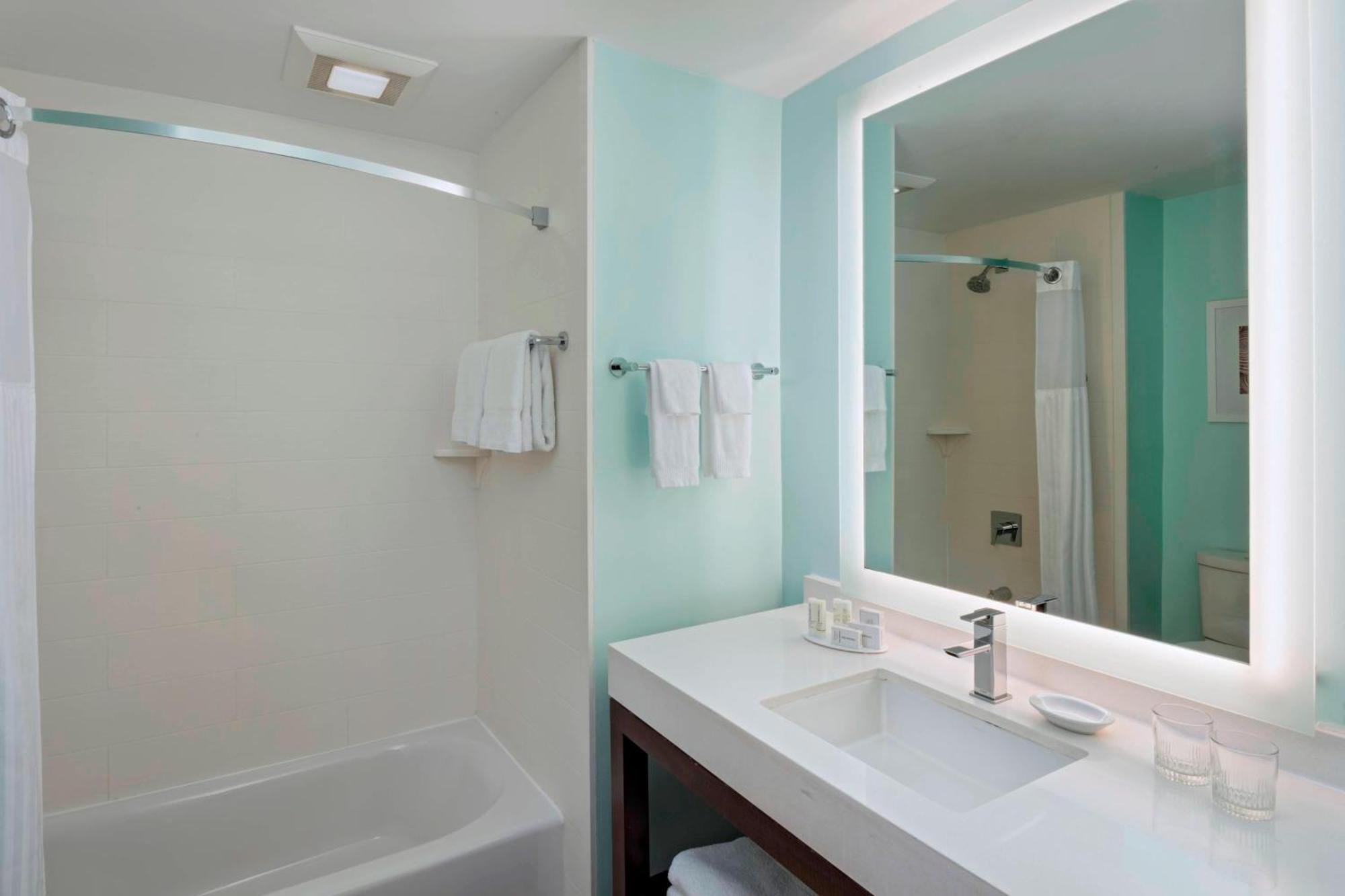 Courtyard By Marriott Downtown/junkanoo Hotel