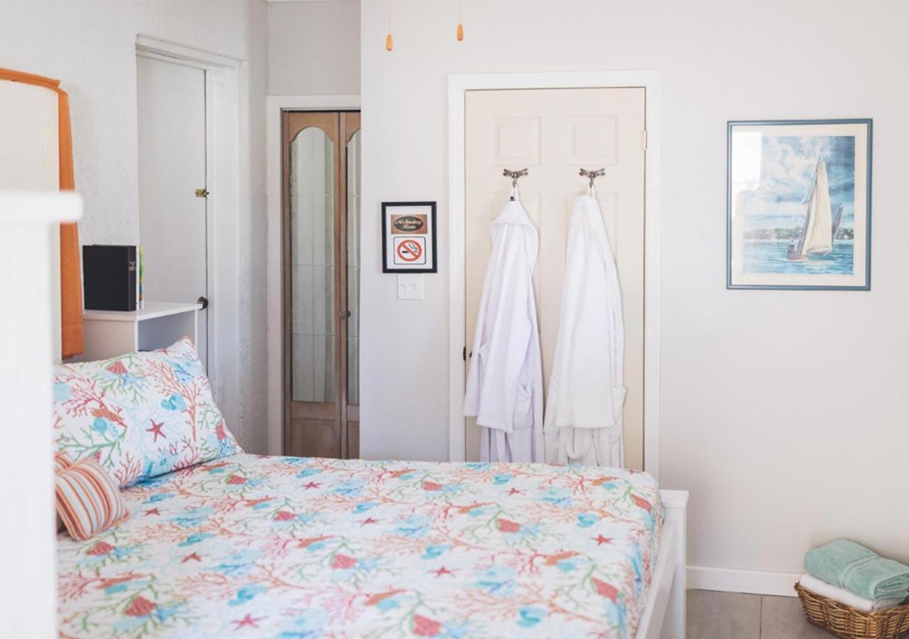 Coconut Palms Hideaway Capsule hotel *