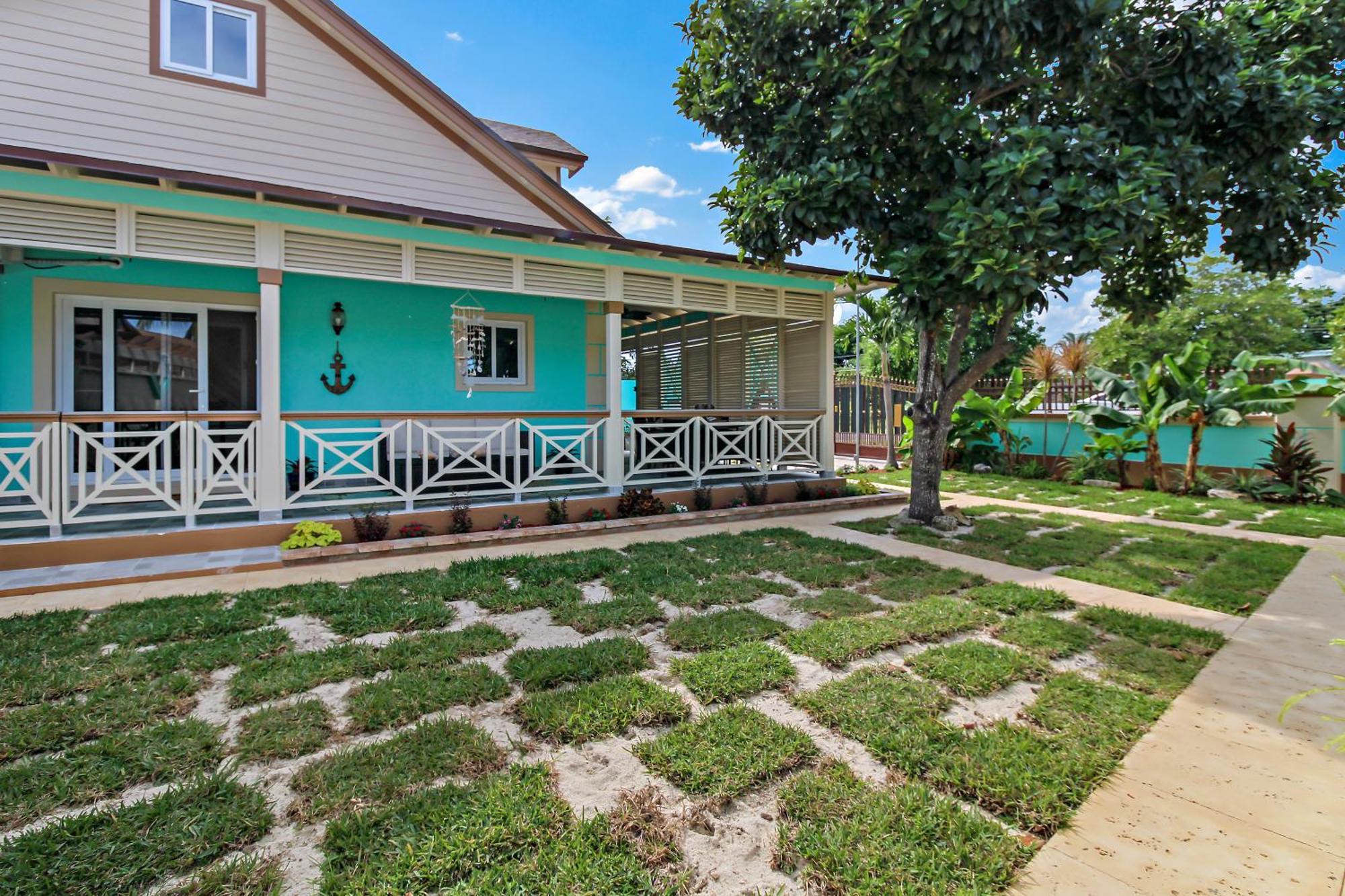 Guest house New Luxe Caribbean In The Bahamas With Canal Access! Nassau