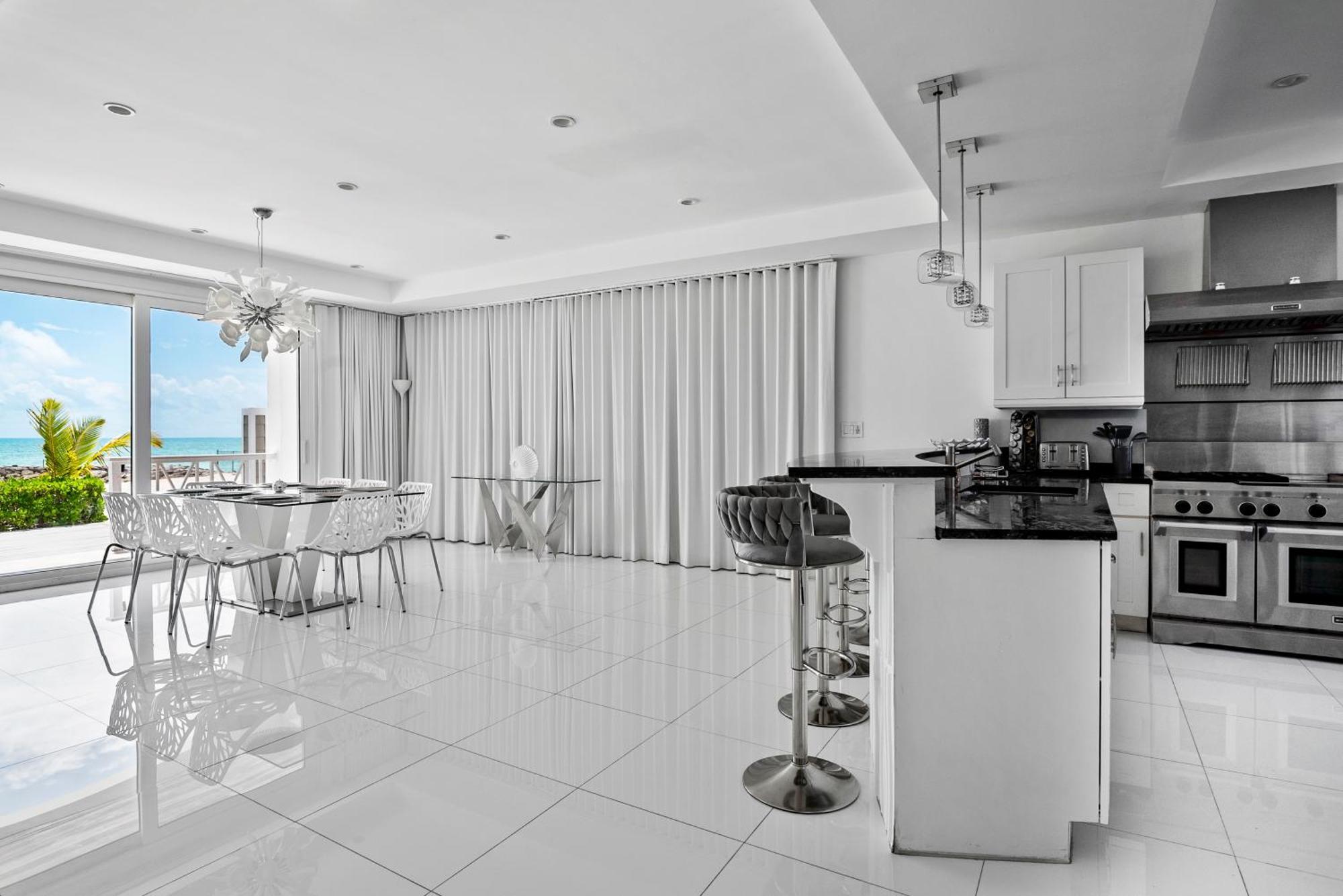 White House - Exclusive Luxury Beachfront - Private White * Nassau