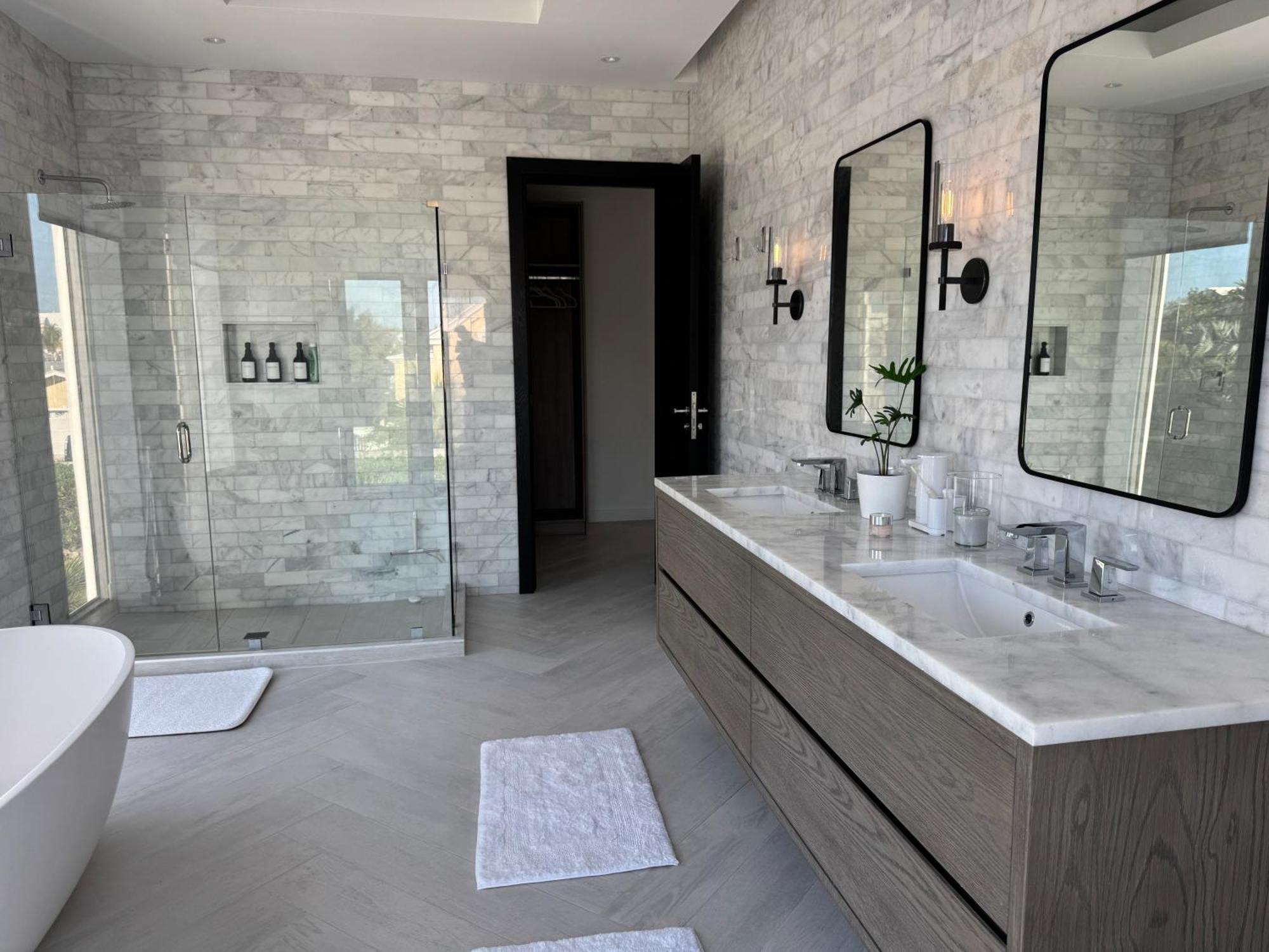 New Luxury Waterfront Condo, Palm Cay, The Bahamas Apartment *