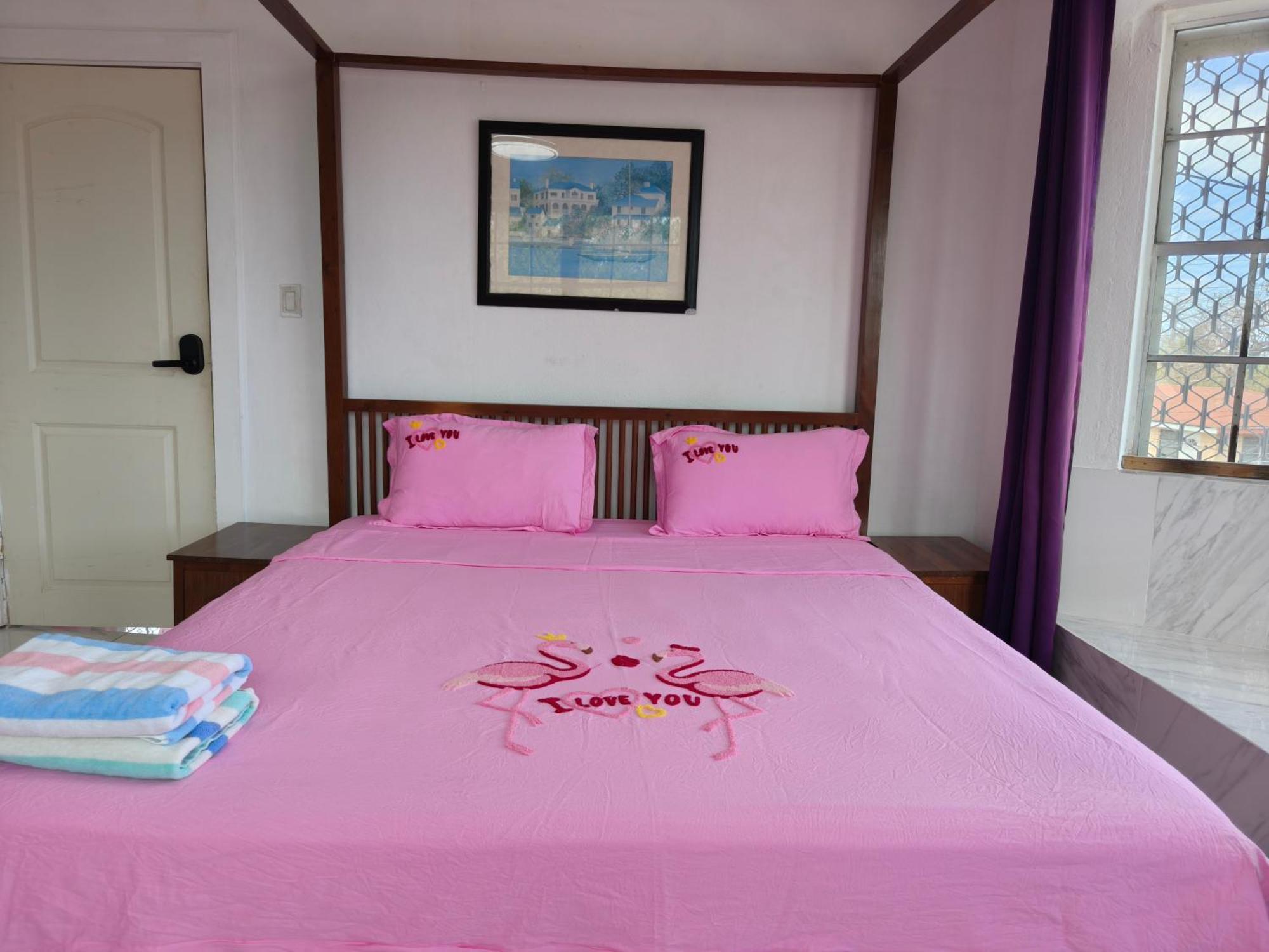 Da Pink And White Palace Hostel