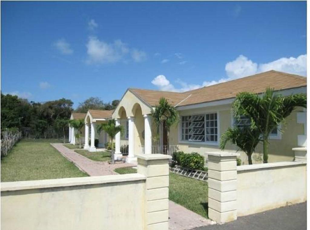 Leslie's Estates * Nassau