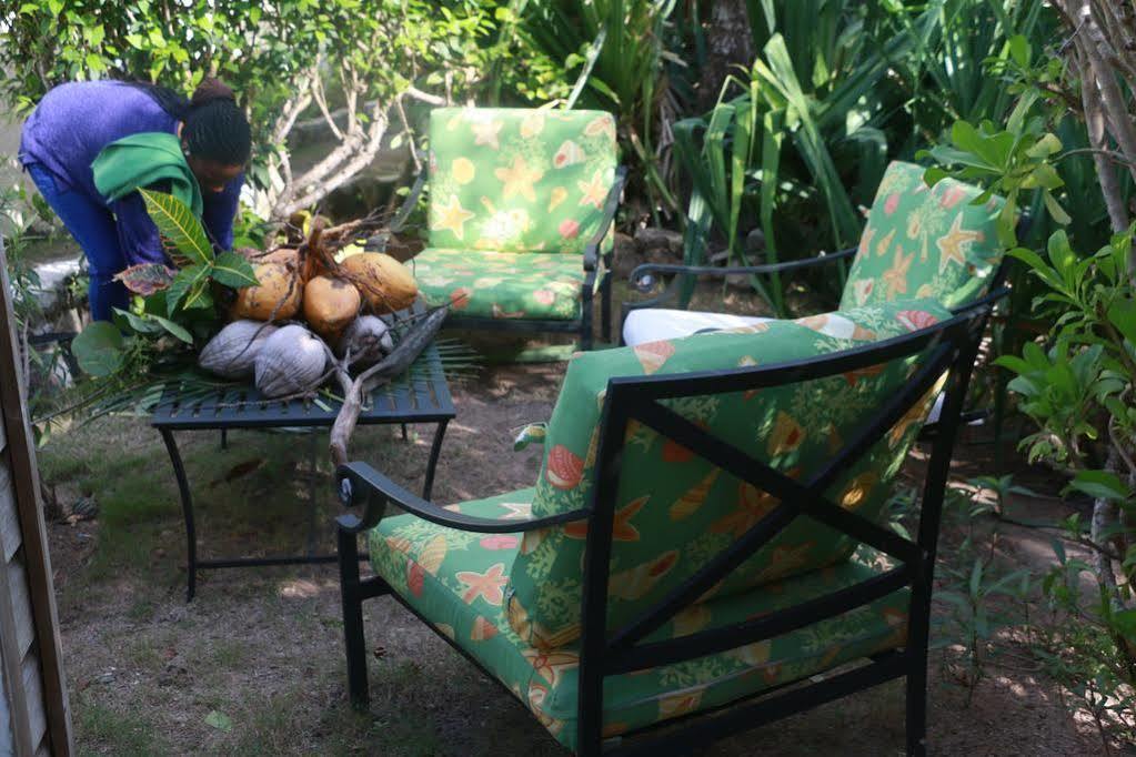 The Sugar Apple * Dunmore Town