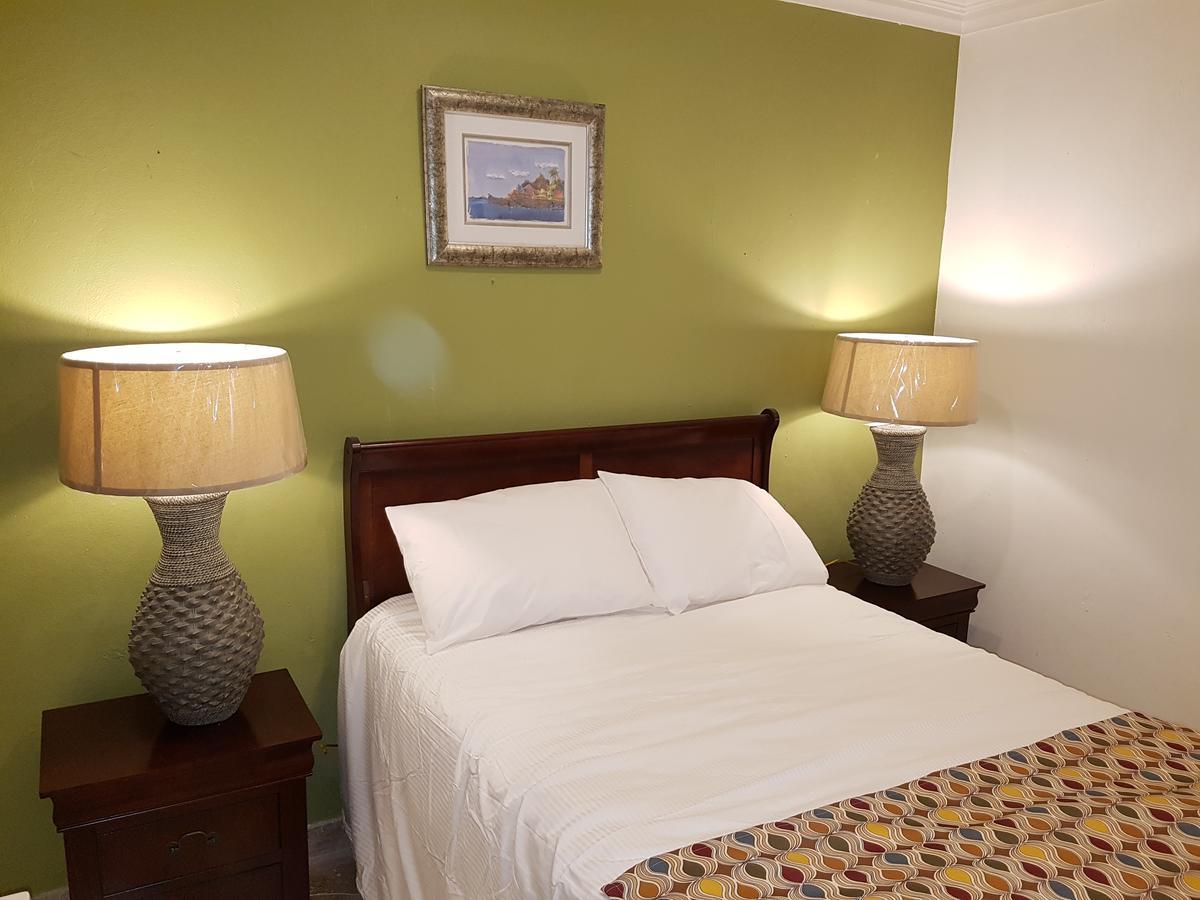 Bed & Breakfast Golden Palms House Nassau