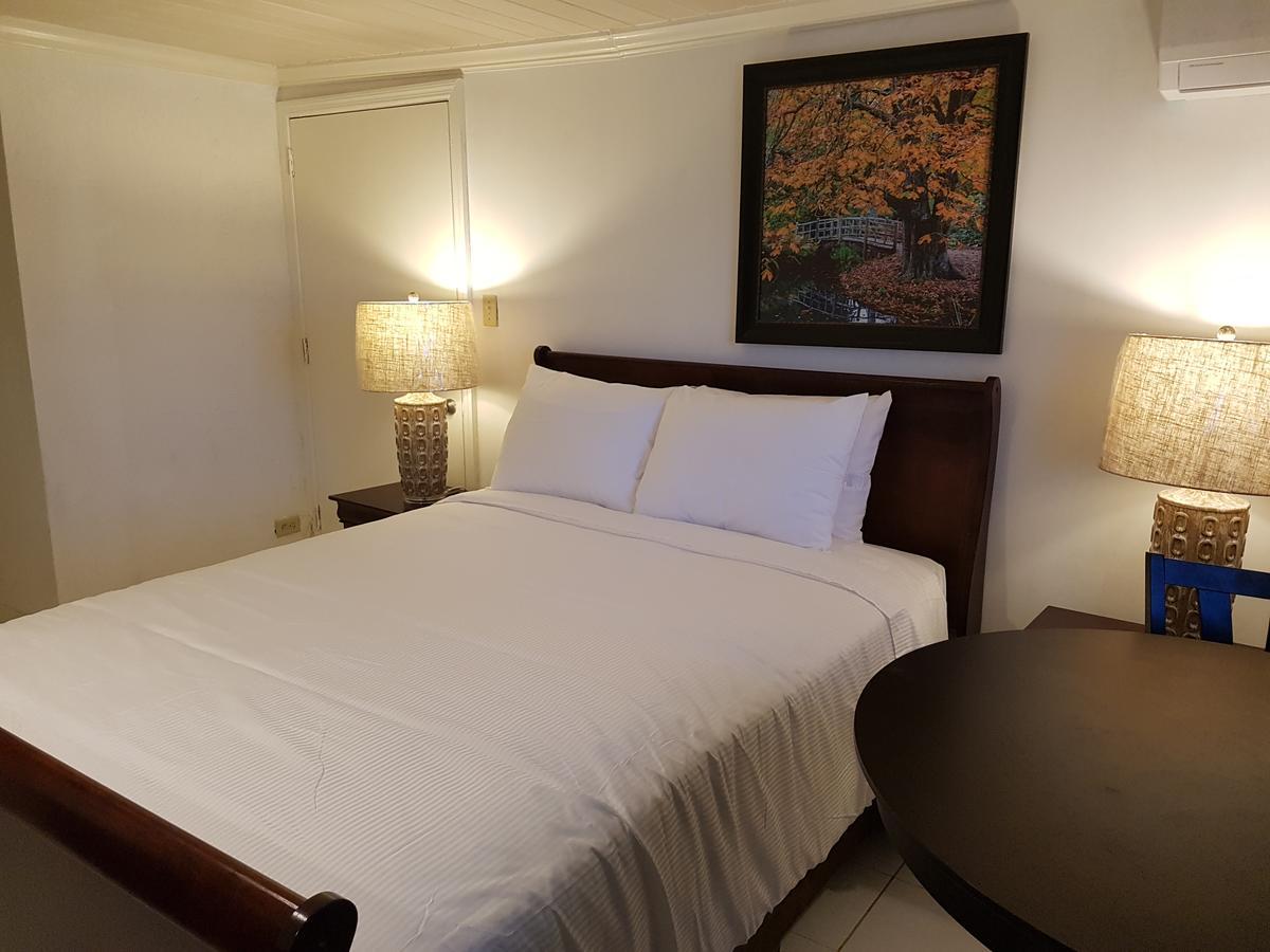 Bed & Breakfast Golden Palms House Nassau