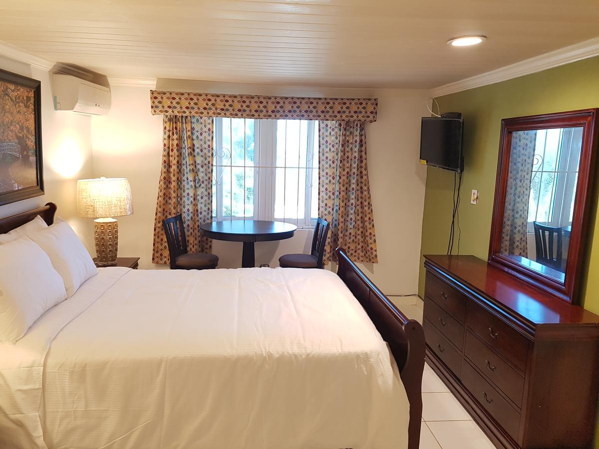 Golden Palms House Bed & Breakfast