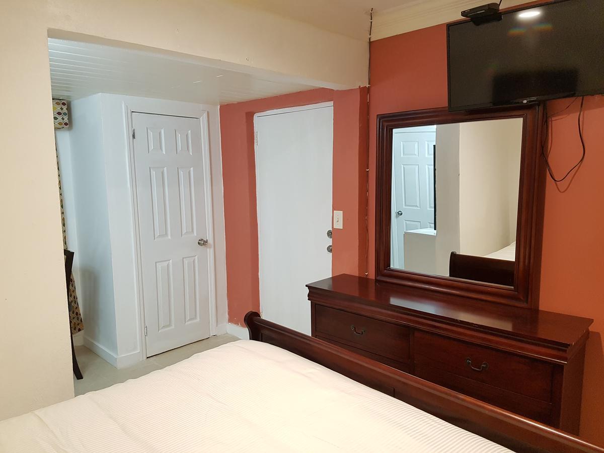 Bed & Breakfast Golden Palms House Nassau