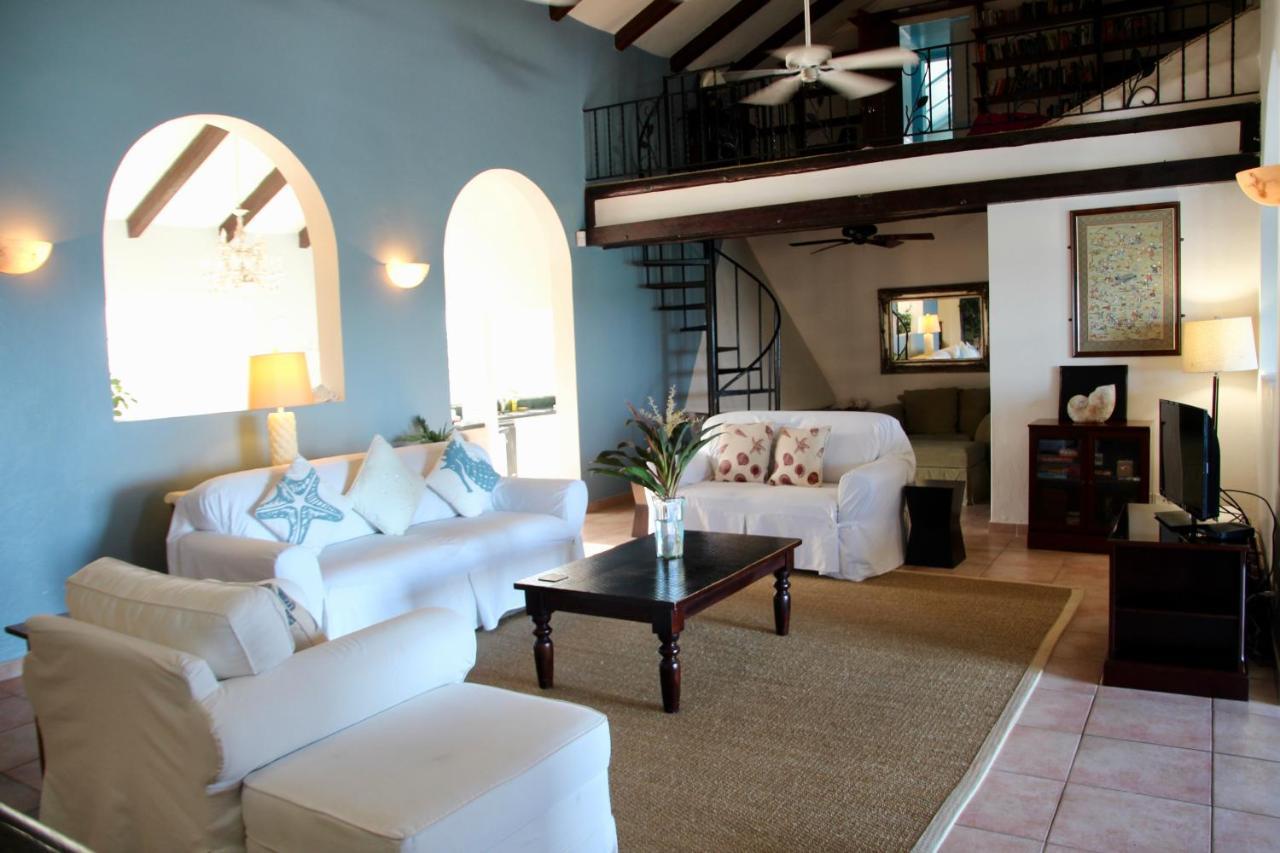 Holiday home Water's Edge - Oceanfront With Private Pool *