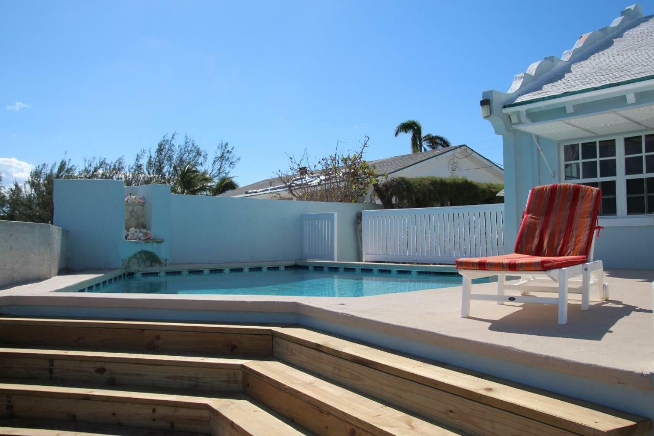 Holiday home Water's Edge - Oceanfront With Private Pool Nassau