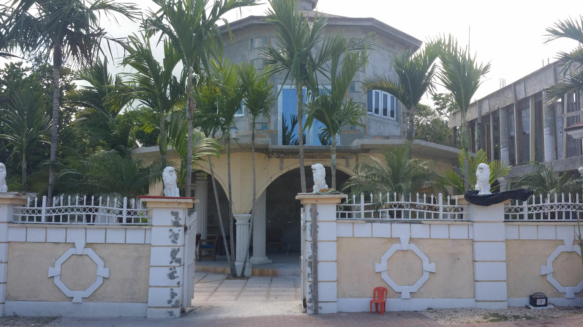 Leslie's Estates Apartment