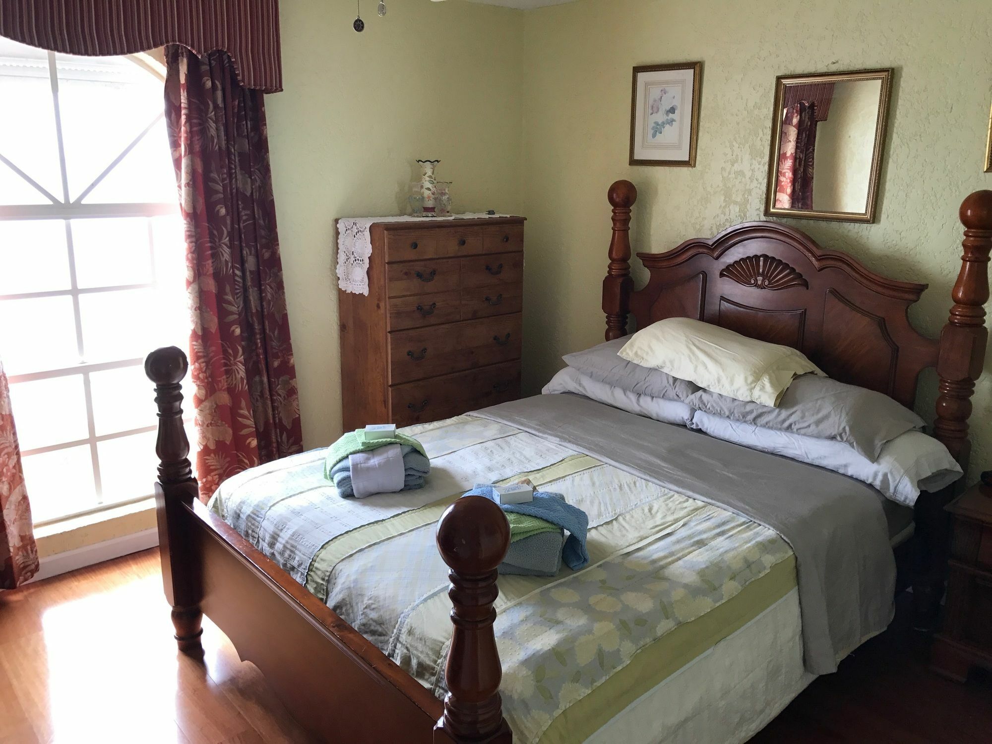 Delaporte Point Oceanfront Townhouse * Nassau