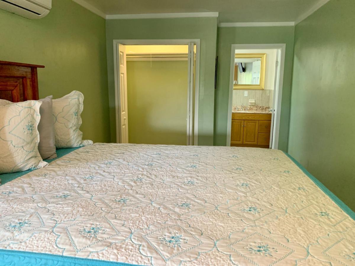 Dawson's Hideaway * Nassau