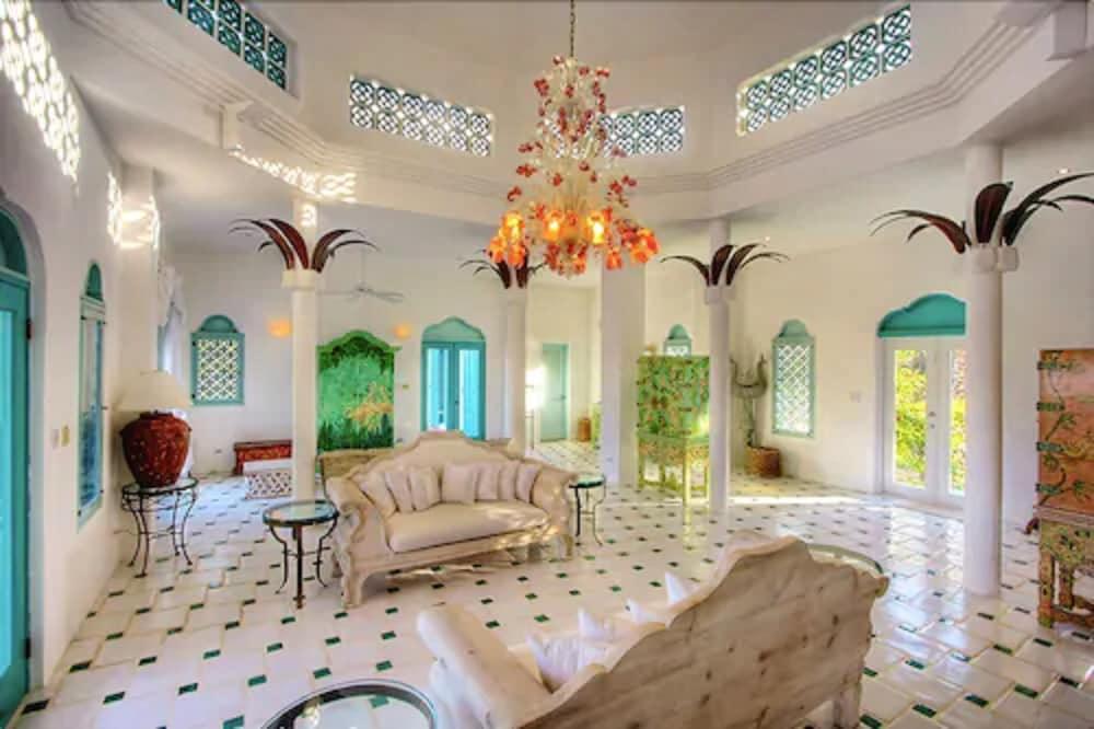 La Bougainvillea Villa