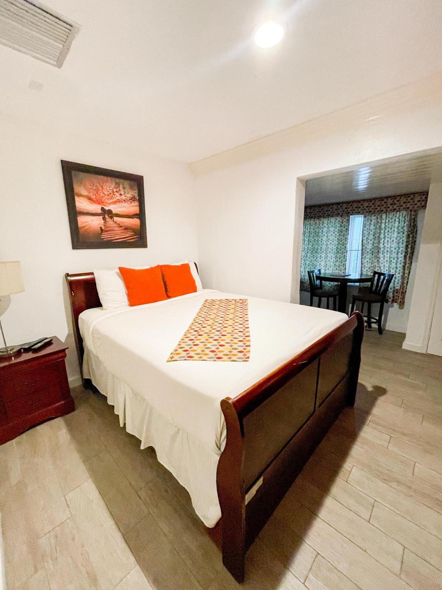 Bed & Breakfast Golden Palms House Nassau