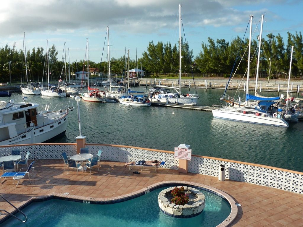 Resort Running Mon Sunrise & Marina