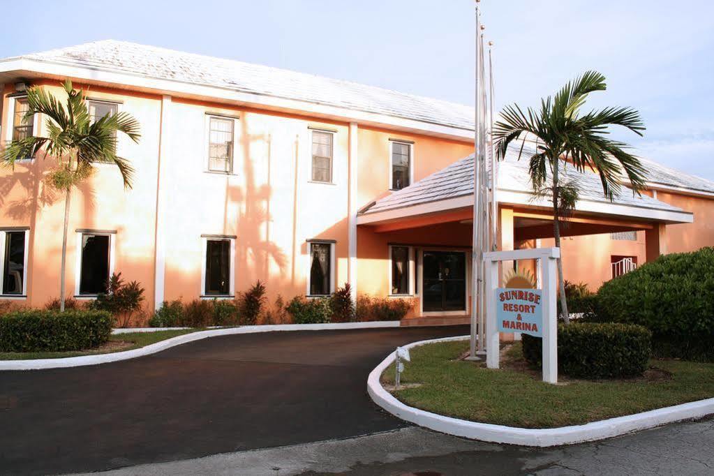 Resort Running Mon Sunrise & Marina
